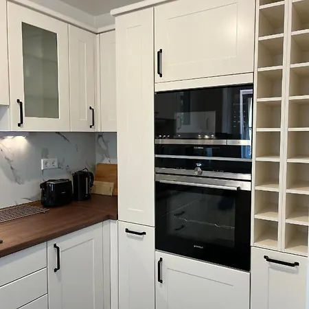 Apartment Exklusive Mit 3 Schlafzimmern Und 2 Baedern!