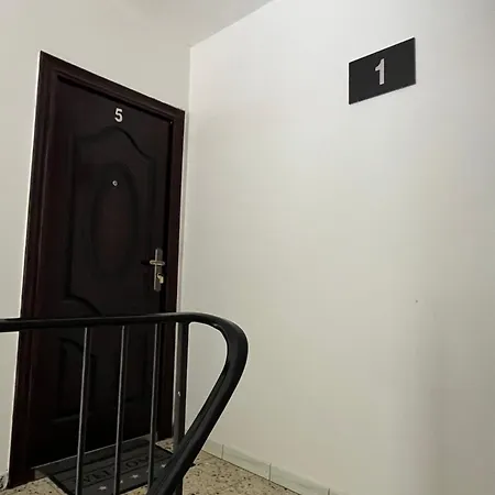 Apartment Exklusive Mit 3 Schlafzimmern Und 2 Bädern!